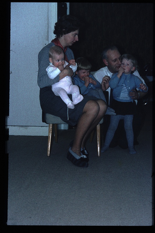06.Delft feb 1966 Papa,Mama,Brigitte,Marion,Peter.JPG